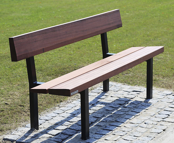 Simpel bænk med skrå sæde til park og byrum fremstillet af malet galvaniseret stål og beklædt med træ