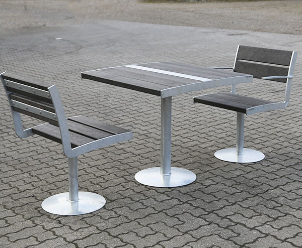 unikt cafésæt med drejestol og bord i galvaniseret stål beklædt med vedligeholdelsesfrie genbrugsplast planker