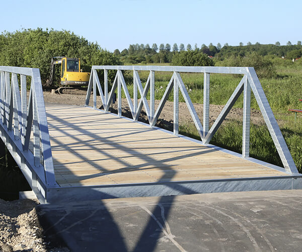 Cykel og gangbroen fremstillet i solidt galvaniserset stål med betonanslag i hver ende