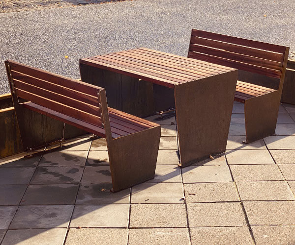 Robust bænk med bord i corten stål med mahogni eller genbrugsplast planker