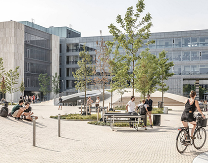 bordbænkesæt og pullerter på KUs Søndre Campus på Karen Blixens Plads