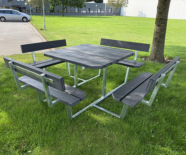 klassisk og billigt bordbænkesæt i galvaniseret stål med genbrugsplanker med ekstra monterende sæder