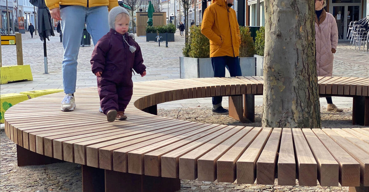 Cirkelplint i cortenstål og beklædt med mahogni stave i Horsens, horsens plinten