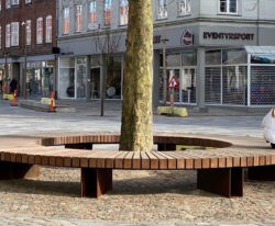 Cirkelplint i cortenstål og beklædt med mahogni stave i Horsens