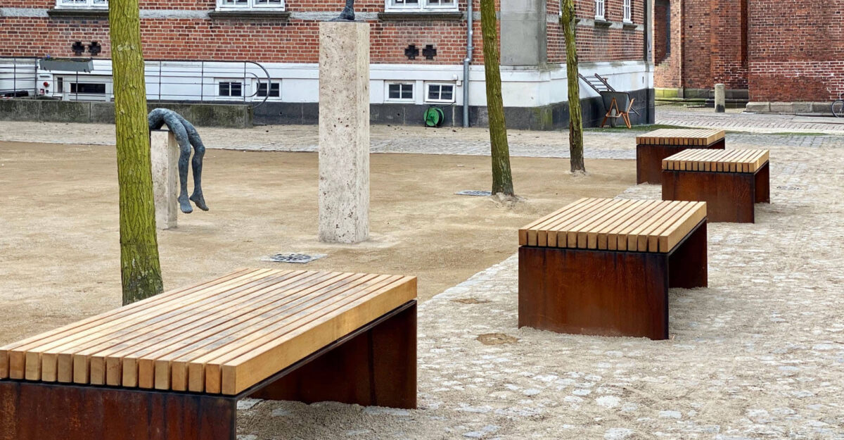 områdefornyelse af Mathilde Fibgers Have i Aarhus med By Bangs plinte i cortenstål beklædt med mahogni planker