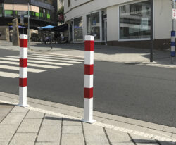 Basis Firkant Pullert 70×70 mm – en funktionel afspærringsløsning til nedstøb malet i hvid med røde reflektorer