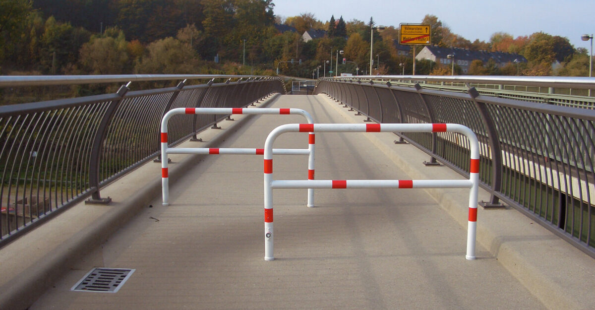 Svingbare stålbøjler i galvaniseret stål og malet udførsel på en cykelsti