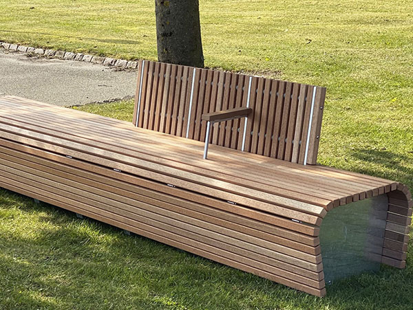 special projektbænk i et unikt design i galvaniseret stål med mahogni staver og en armlæn