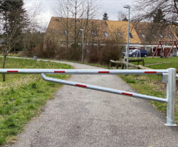 Svingbom uden anslag i galvaniseret stål fra By bang
