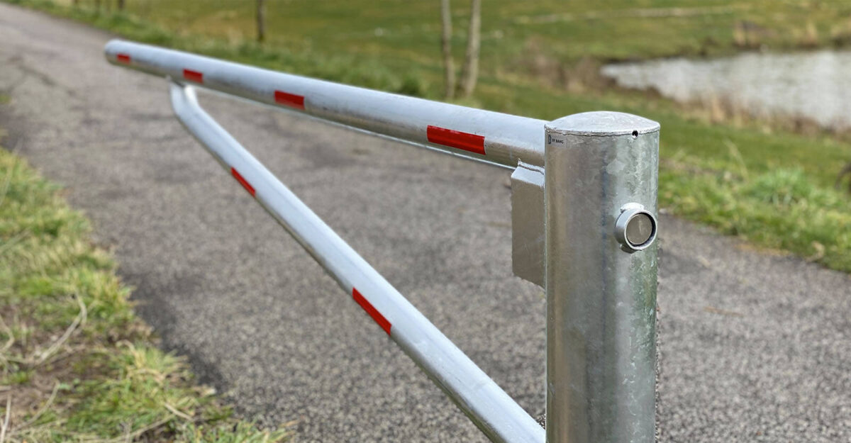 Svingbom uden anslag i galvaniseret stål | Holdbar adgangskontrol med trekantlås