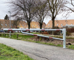 Svingbom uden anslag i galvaniseret stål | Holdbar adgangskontrol