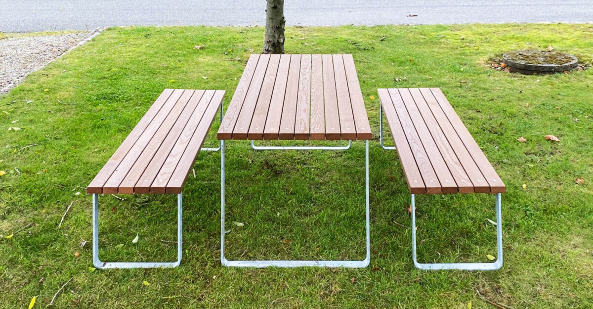 FACILE bordbænkesæt let og enkelt design i galvaniseret stål og mahogni planker