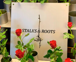 skilt i rustfrit stål med logoen af blomsterbutikken i København
