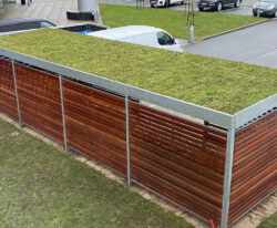 CASA 33 – Cykelskur og miljøstation i én løsning med hårdttræ beklædning og sedum tag, som både fremstilles som cykelskur eller som overdækning til affaldscontainere