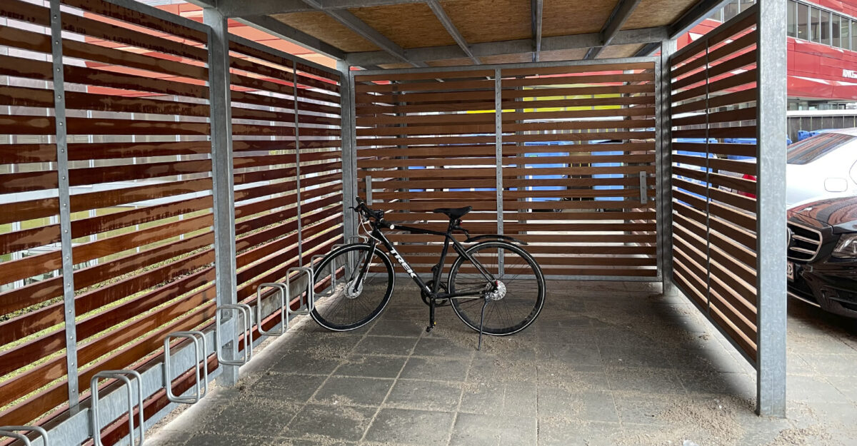 Casa 33 modulopbygget cykeloverdækning i galvaniseret stål med hårdttræ beklædning og sedum tag, CASA 33 – Cykelskur og miljøstation i én løsning