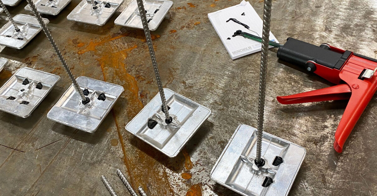 kvadratiske markeringssøm (vejsøm) i aluminium 100x100mm med reflektorer på begge sider og rustfri spyd til parkeringsplads til vejmarkering eller p-pladser
