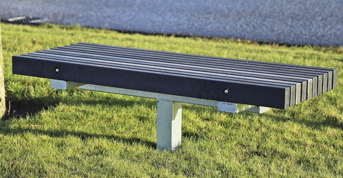 lille miljøvenlig plint i genbrugsplast og galvaniseret stål til park