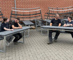 Udsigtsbænk med bord i genbrugsplast og beklædt med genbrugsplast planker