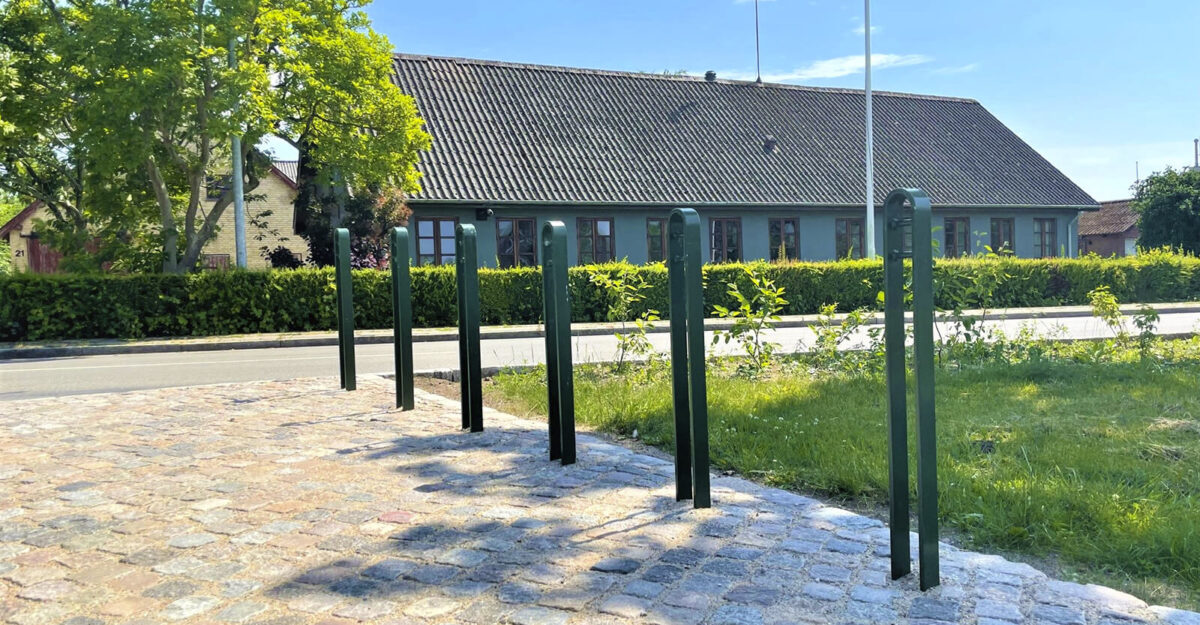 en række af elegante cykelstander i galvaniseret stål malet udførsel med plads til en cykel til by og park