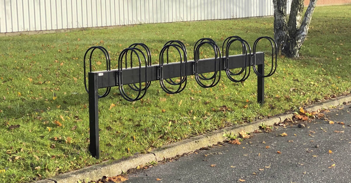 Bici cykelstativ til park og by i kraftigt galvaniseret stål og malet udførsel med bøjlerne på begge sider, dobb. cykelbøjler