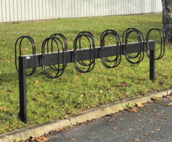 Bici cykelstativ til park og by i kraftigt galvaniseret stål og malet udførsel med bøjlerne på begge sider, dobb. cykelbøjler