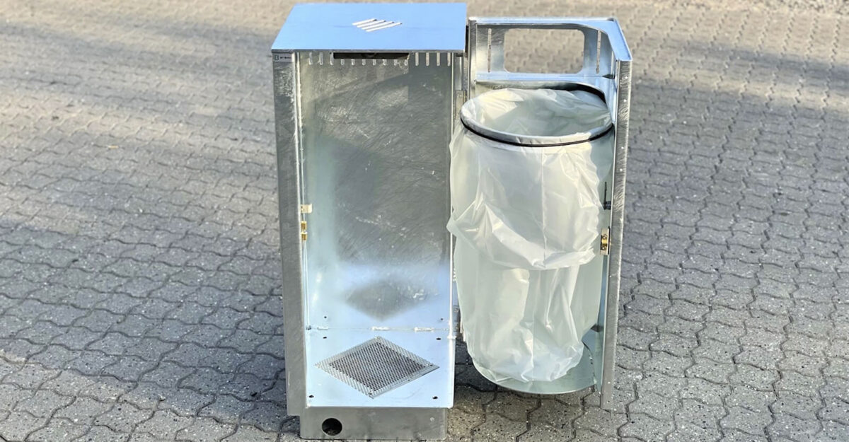Affaldsbeholder C40 med indkast fra 2 sider velegnet til affaldssortering og med rottebund