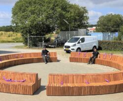 fremstilling af en stor modulopbygget cirkelbænk til parken ved Tønder Gymnasium