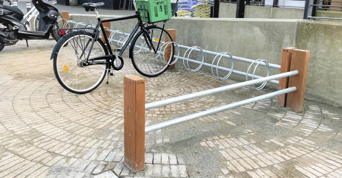 Bici cykelstativ til park og by i kraftigt galvaniseret stål og med stolper i mahogni træ