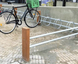 Bici cykelstativ til park og by i kraftigt galvaniseret stål og med stolper i mahogni træ