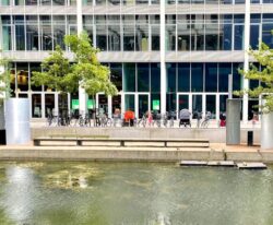 et par rygepavilloner med tykke vægge og tag i galvaniseret stål ved DR-byen i København