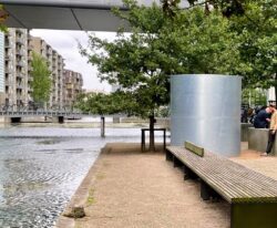 en rygepavillon med tykke vægge og tag i galvaniseret stål ved DR-byen i København