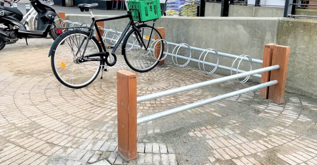 et unikt cykelstativ i galvaniseret stål og med kraftige mahogni stolper