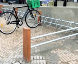 et unikt cykelstativ i galvaniseret stål og med kraftige mahogni stolper