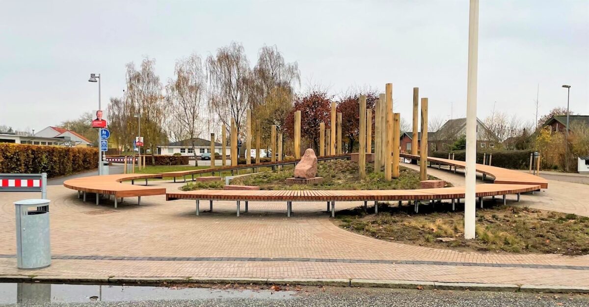 Unik kompas bænk med 4 indgange og ind fræset tekst I stavene i Frederiks Midtbyen
