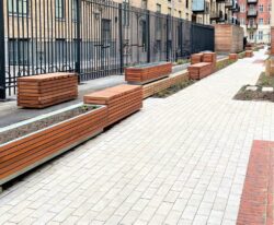 plantekasser i galvaniseret stål og sider beklædt med mahogni planker