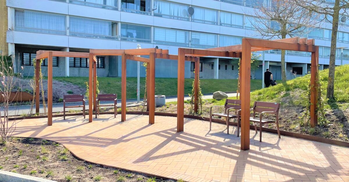 pergola overdækning i cortenstål med mahogni stolper i Vollsmose