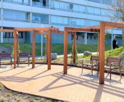 pergola overdækning i cortenstål med mahogni stolper i Vollsmose