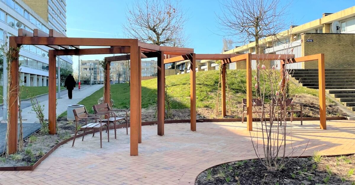 pergola overdækning i cortenstål med mahogni stolper, Fremtidens Vollsmose |Specialdesignede bymøbler - BY BANG