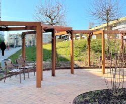 pergola overdækning i cortenstål med mahogni stolper, Fremtidens Vollsmose |Specialdesignede bymøbler - BY BANG