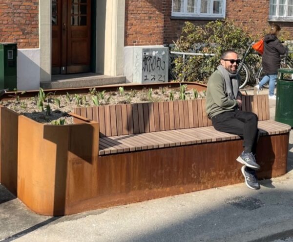 PLANTEKASSER MED BÆNK