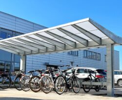 en cykeloverdækning i et stilrent og moderne design med et skråt og forstærket tag, CASA 22 – Cykeloverdækning med lexan tag