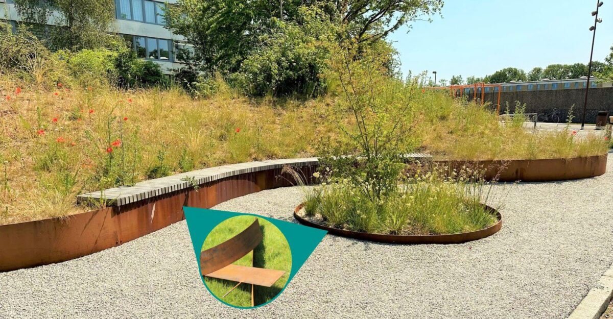 Stålkantsætning i corten stål med en bænk monteret på og som plantbed