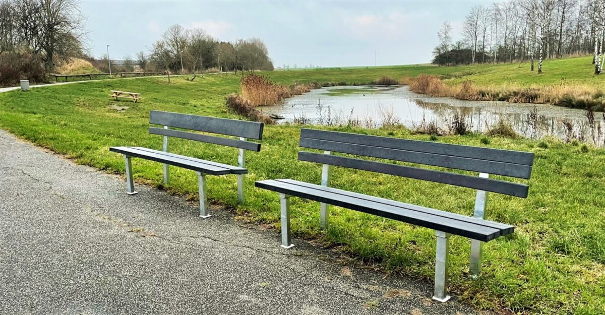 Arco - klassisk park bænk i galvaniseret stål og beklædt med vedligeholdelsesfrie genbrugsplast planker