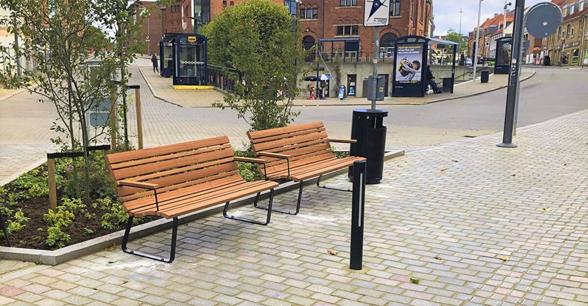 Comodo bænken en klassisk park bænk i et moderne design i stål og beklædt med mahogni planker