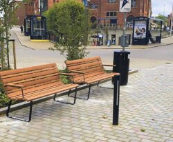 Comodo bænken en klassisk park bænk i et moderne design i stål og beklædt med mahogni planker