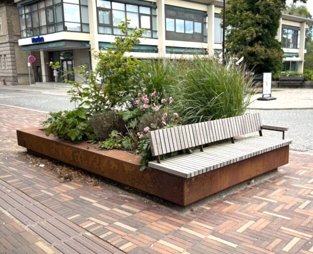 corten plantekasser med bænk Hillerød bymidt