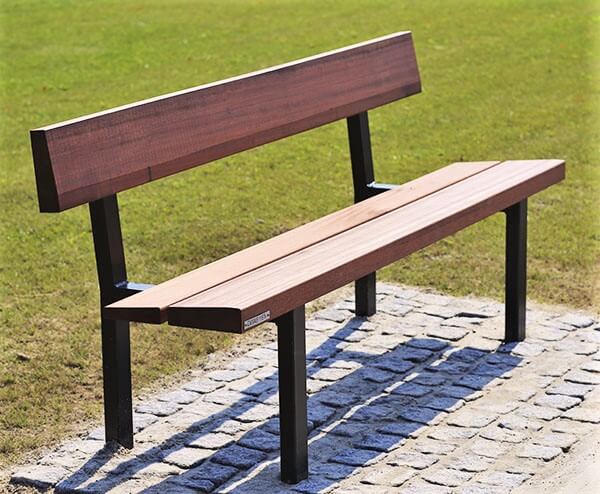 Oblique - simpel bænk med skrå sæde til park og byrum fremstillet af malet galvaniseret stål og beklædt med træ
