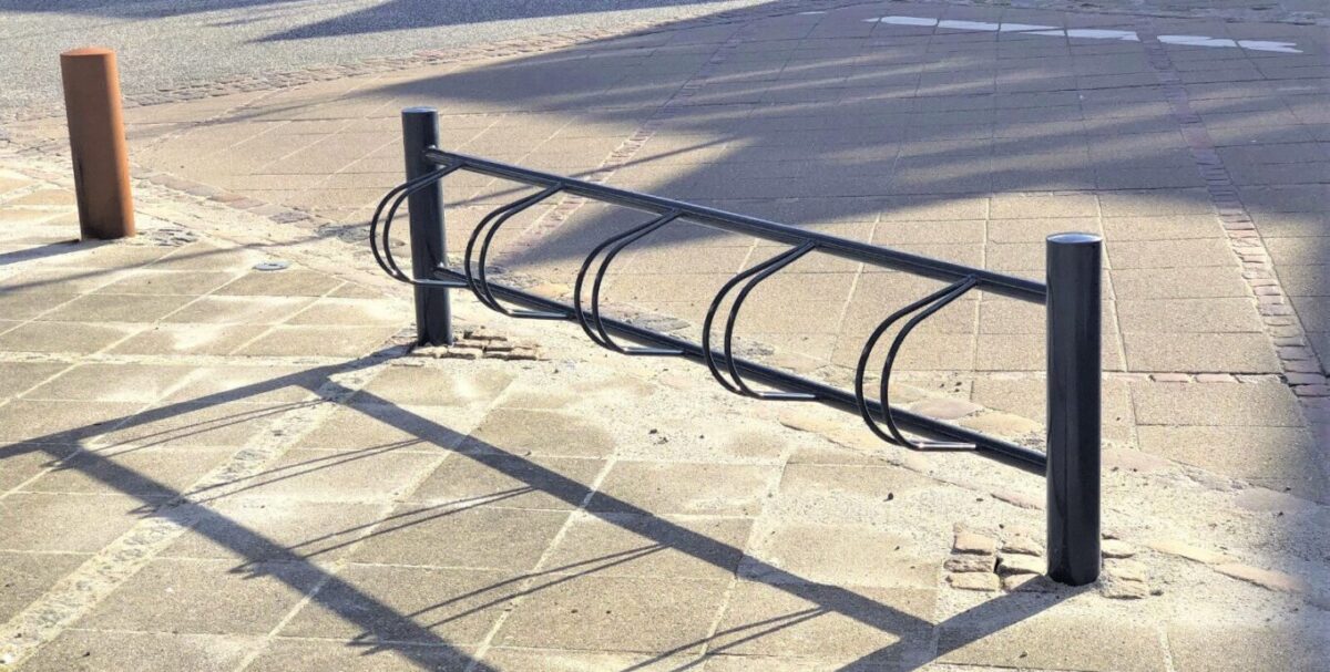 Bici - en enkel cykelstativ i galvaniseret og malet stål med plads til mange cykler, Cykelparkering i Langå