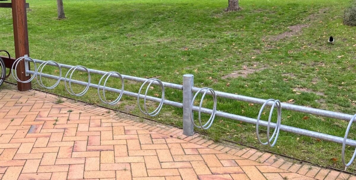 Bici - en enkel cykelstativ i galvaniseret stål med plads til mange cykler, cykel parkering i Vollsmose