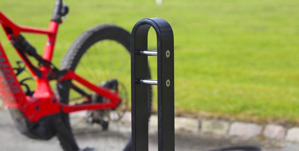en elegant cykelholder i galvaniseret stål og malet udførsel med plads til en cykel til by og park